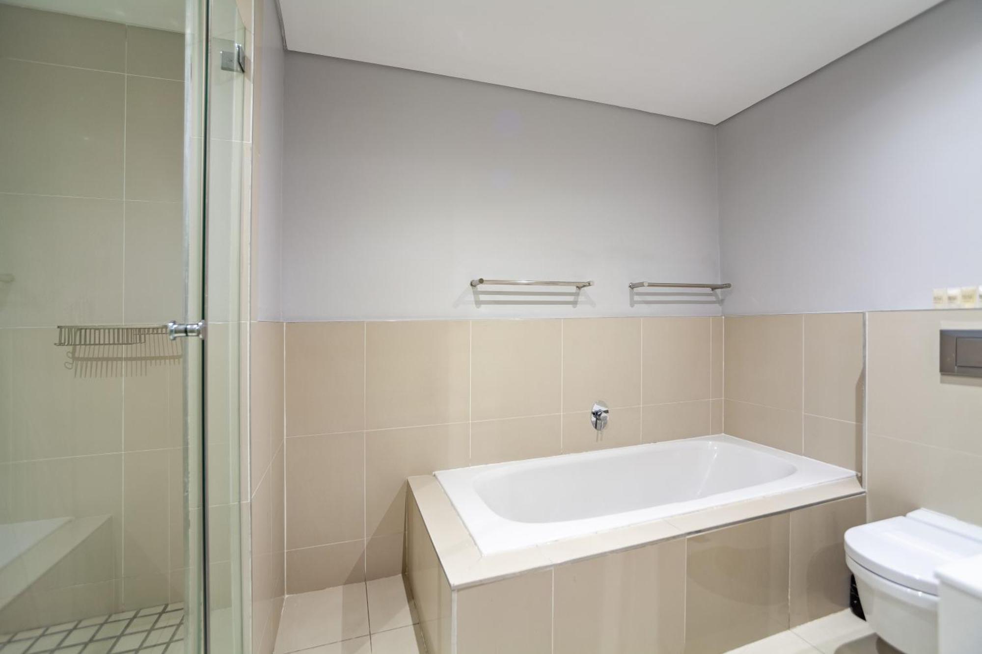 Stylishly Decorated Beachfront W Inverter, 202 Eden Apartamento *