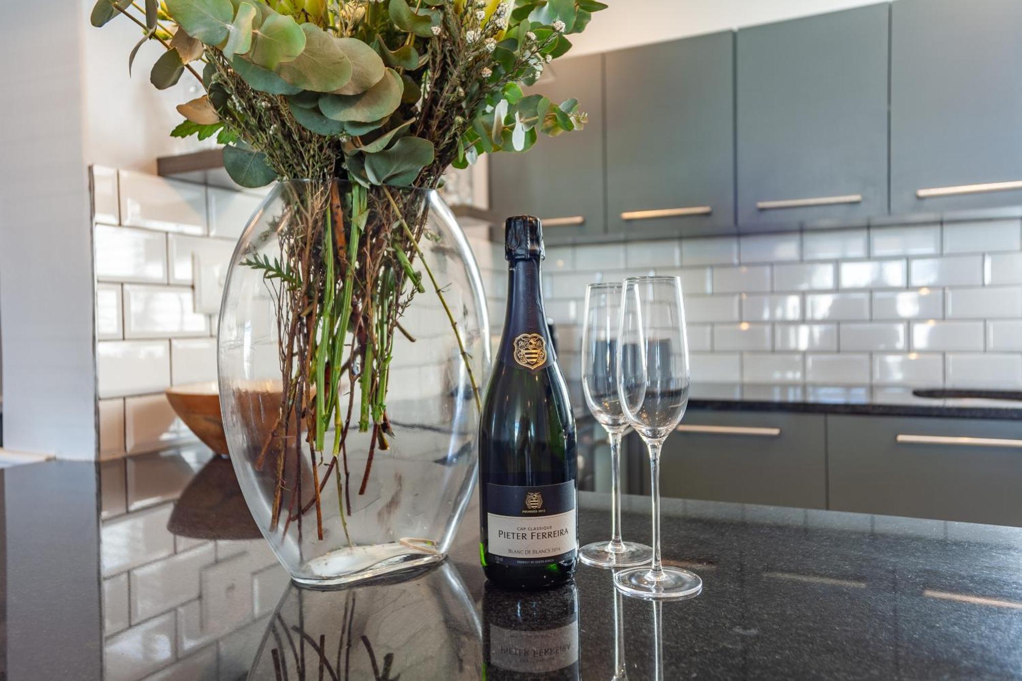 Stylishly Decorated Beachfront W Inverter, 202 Eden Apartamento *