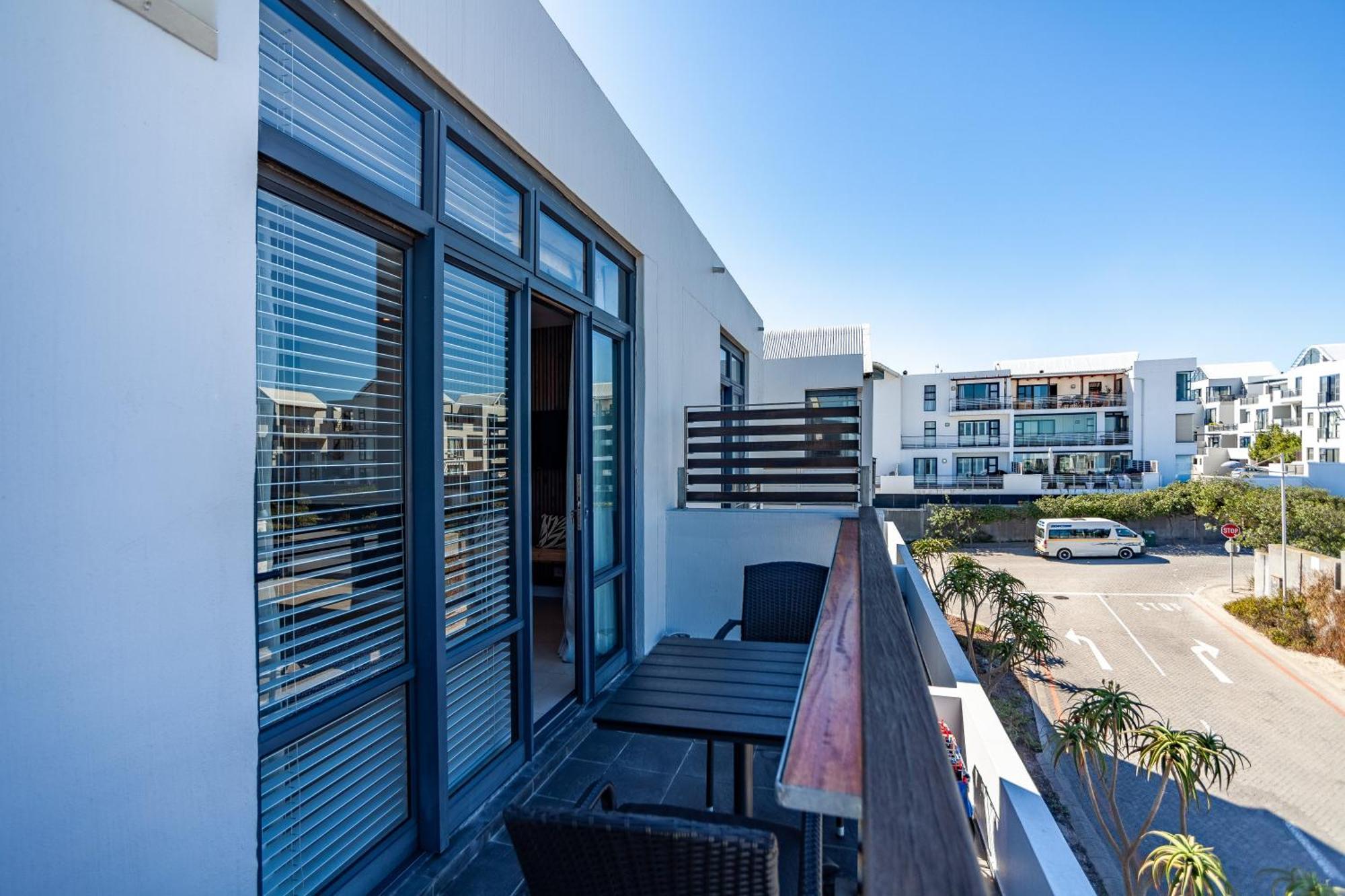 Stylishly Decorated Beachfront W Inverter, 202 Eden Apartamento *