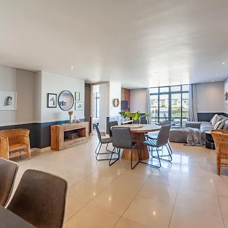Stylishly Decorated Beachfront Apartment W Inverter, 202 Eden Cape Town Exterior photo