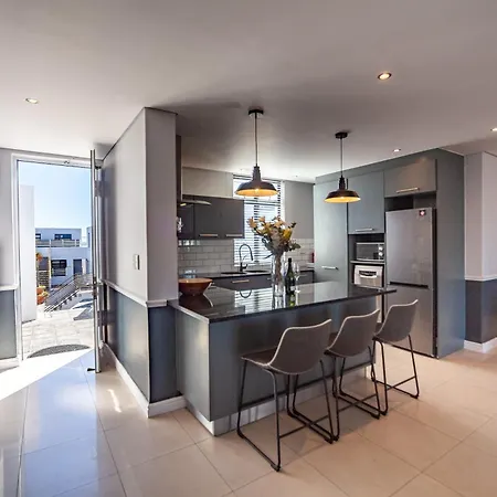 Stylishly Decorated Beachfront Apartment W Inverter, 202 Eden Cape Town Exterior photo
