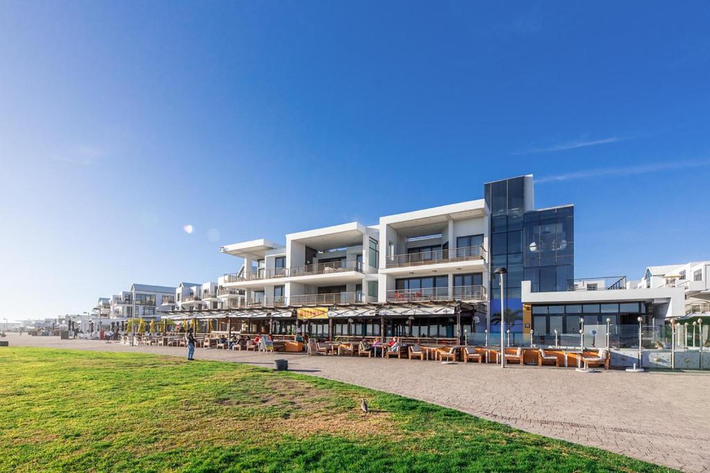 Stylishly Decorated Beachfront W Inverter, 202 Eden Cape Town