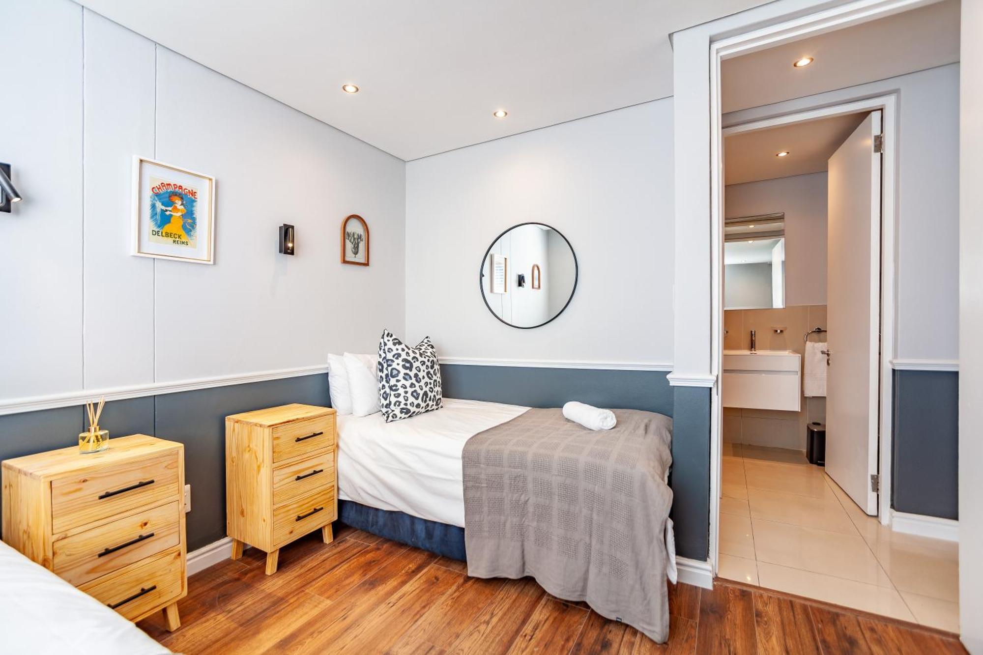 Apartment Stylishly Decorated Beachfront W Inverter, 202 Eden Cape Town