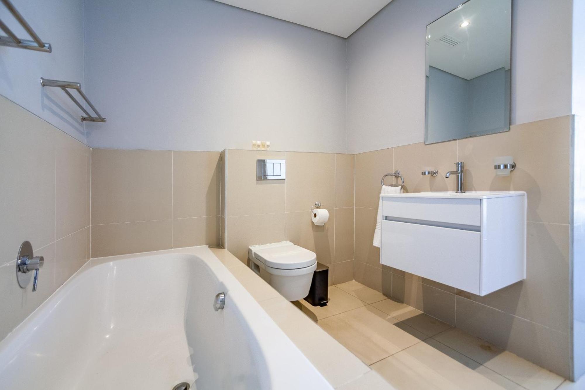 Stylishly Decorated Beachfront W Inverter, 202 Eden Cape Town