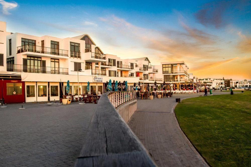 Stylishly Decorated Beachfront W Inverter, 202 Eden * Cape Town