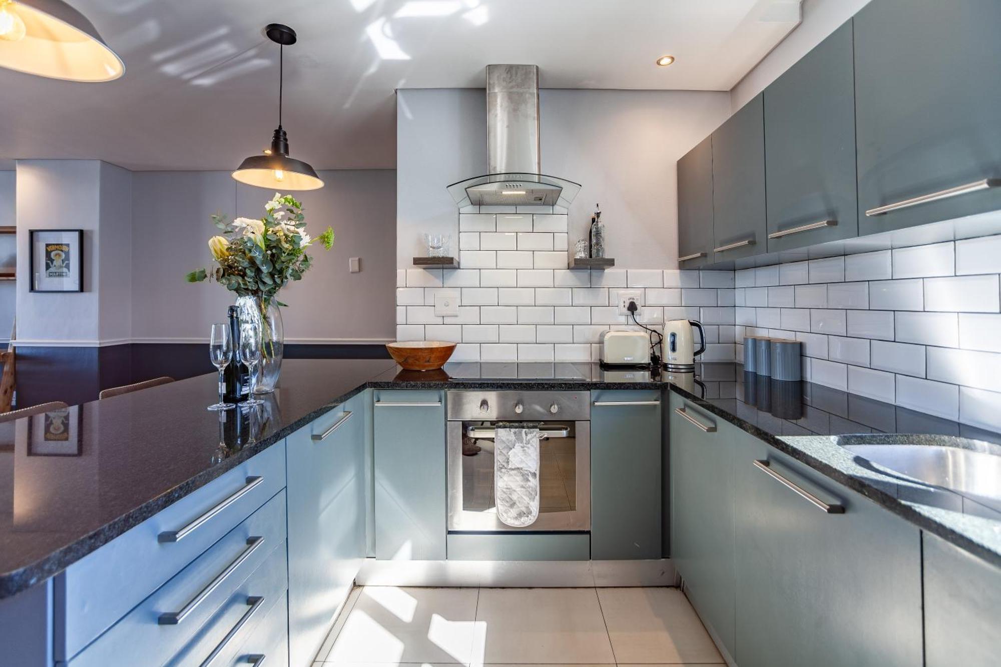 Stylishly Decorated Beachfront W Inverter, 202 Eden *