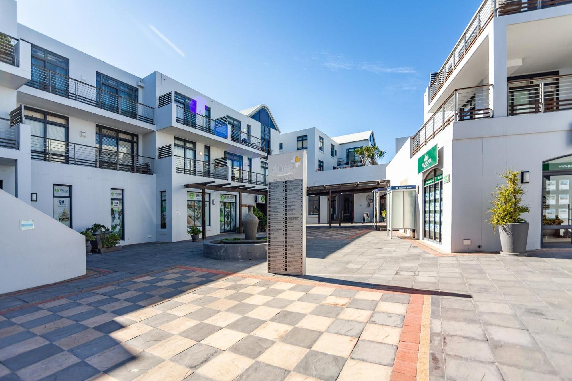 Stylishly Decorated Beachfront W Inverter, 202 Eden *