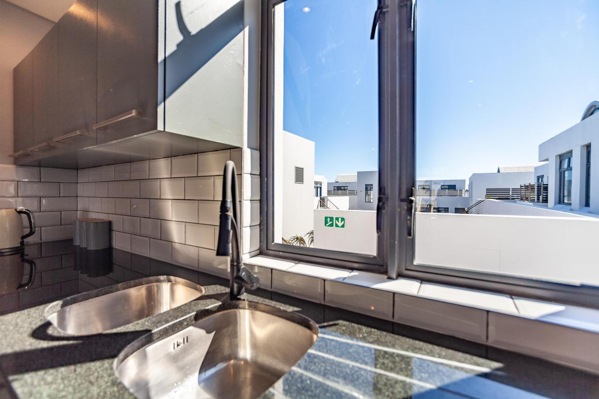 Stylishly Decorated Beachfront W Inverter, 202 Eden Cape Town