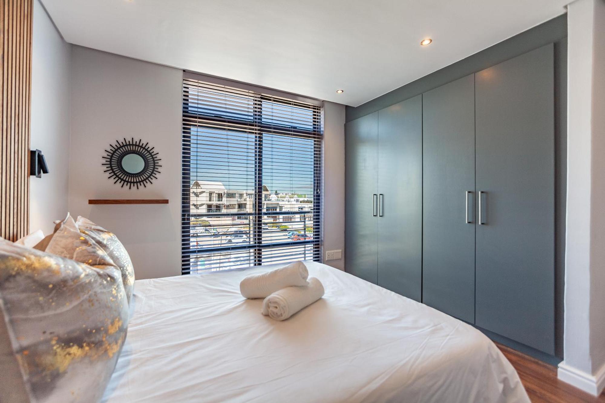 Stylishly Decorated Beachfront W Inverter, 202 Eden *