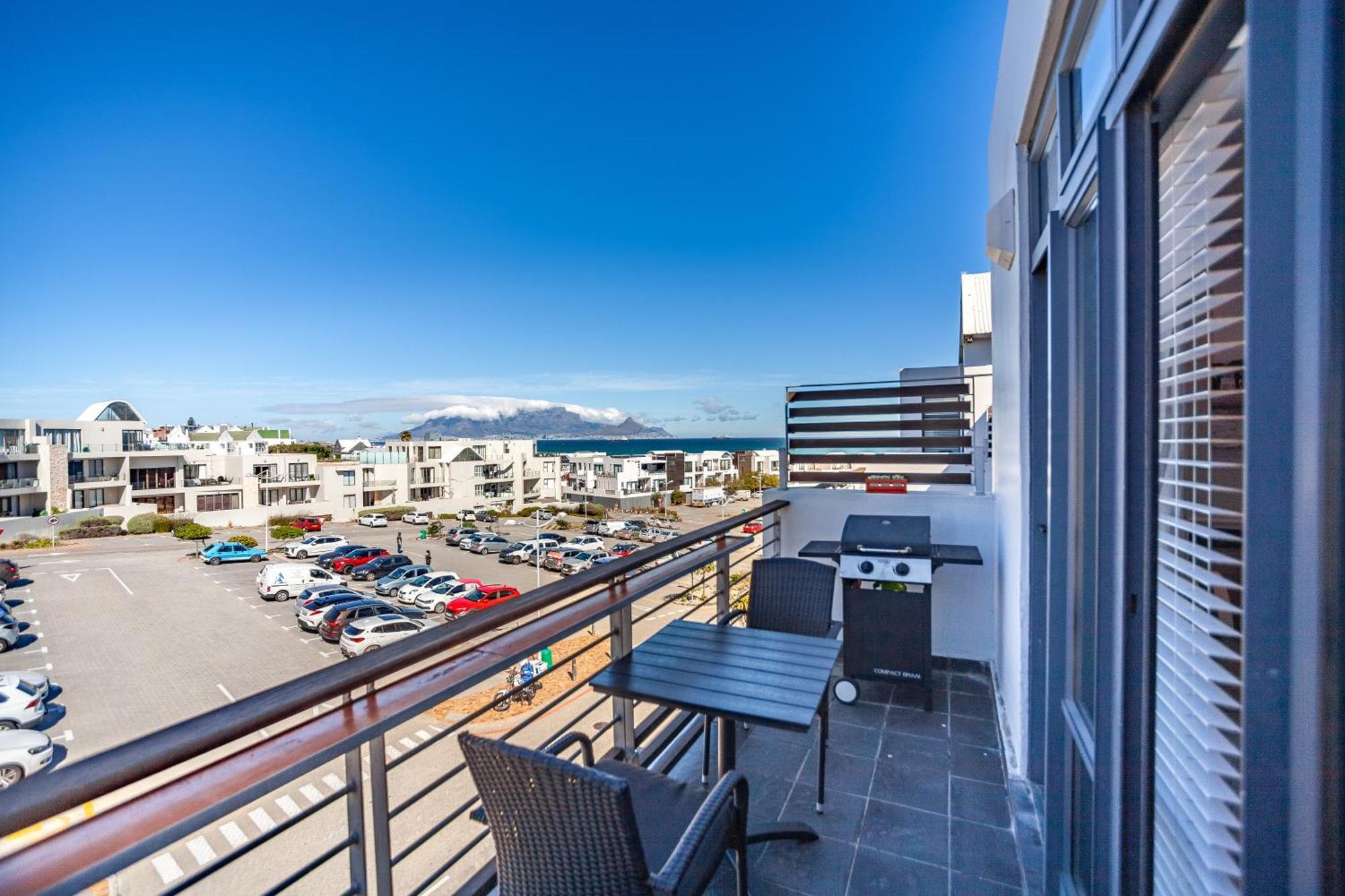 Stylishly Decorated Beachfront W Inverter, 202 Eden * Cape Town