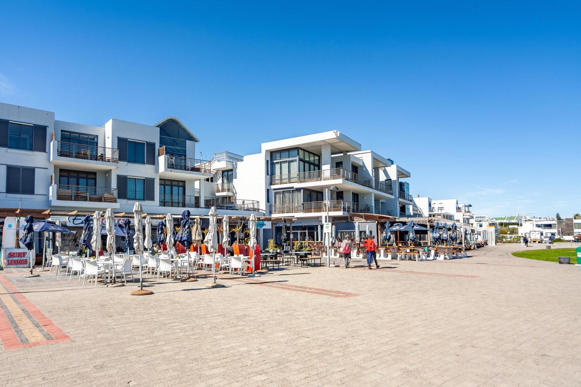 Stylishly Decorated Beachfront W Inverter, 202 Eden * Cape Town
