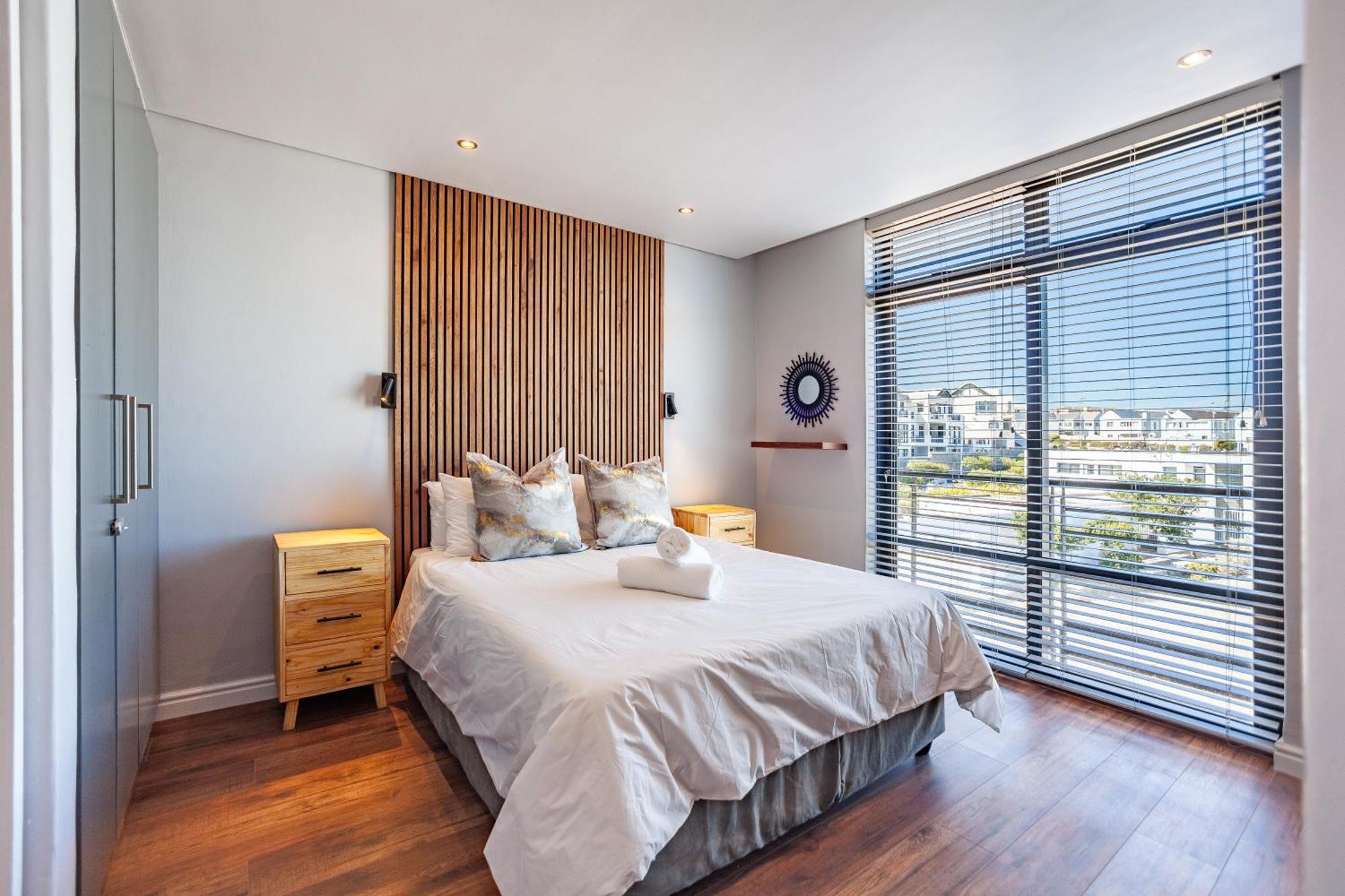 Apartment Stylishly Decorated Beachfront W Inverter, 202 Eden Cape Town