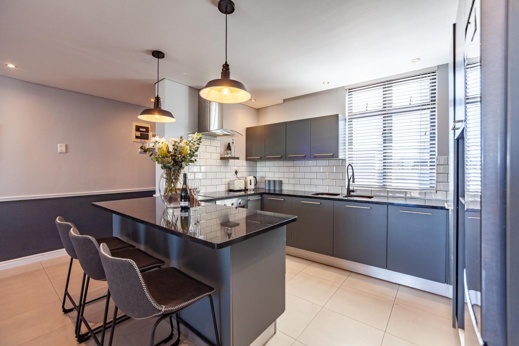 Stylishly Decorated Beachfront W Inverter, 202 Eden Cape Town