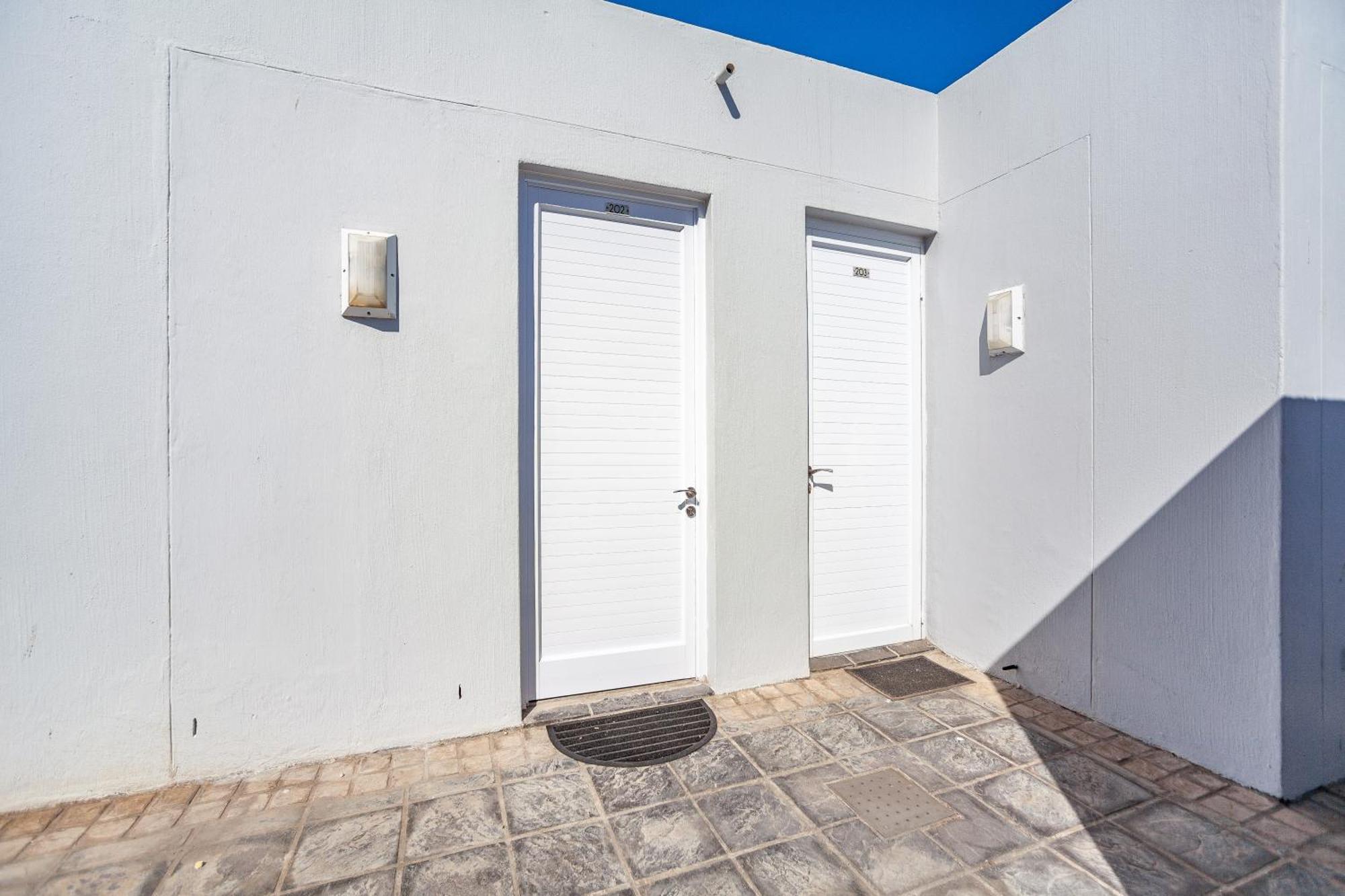 Stylishly Decorated Beachfront W Inverter, 202 Eden *