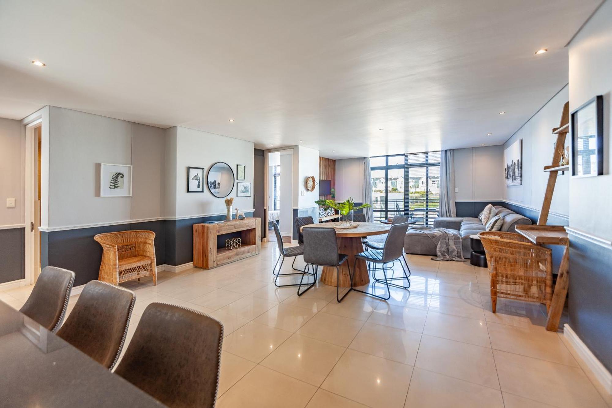 Stylishly Decorated Beachfront W Inverter, 202 Eden * Cape Town