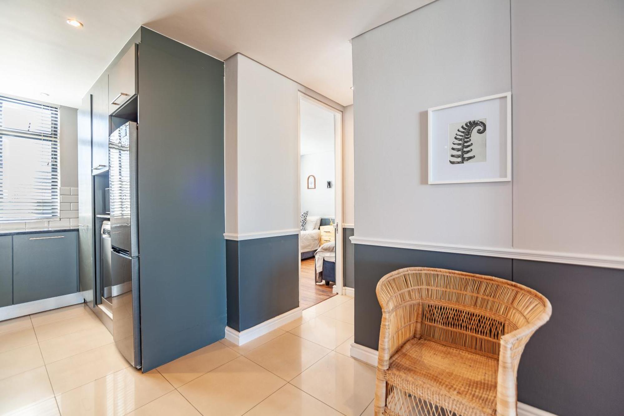 Stylishly Decorated Beachfront W Inverter, 202 Eden *