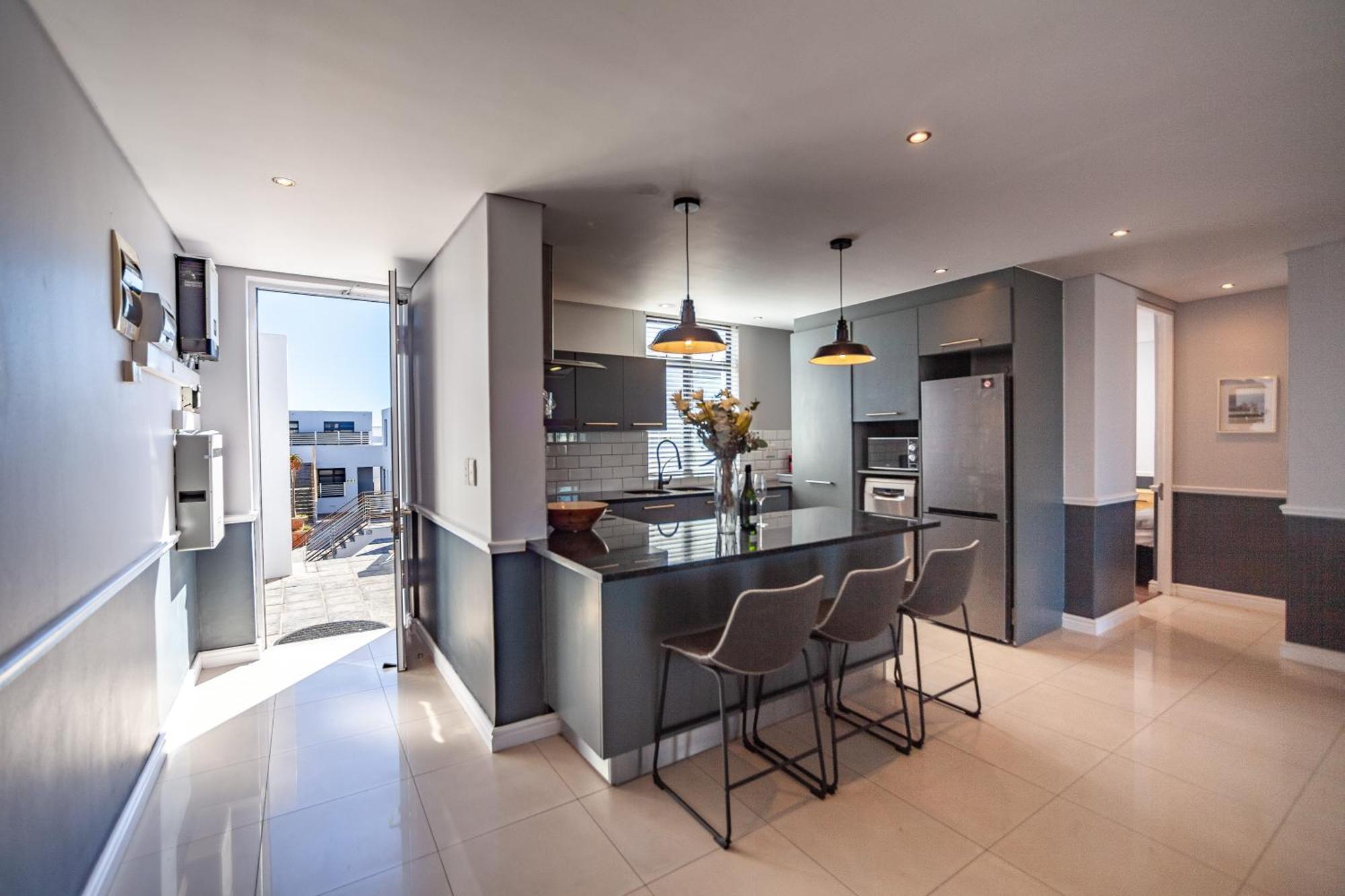 Stylishly Decorated Beachfront W Inverter, 202 Eden Cape Town