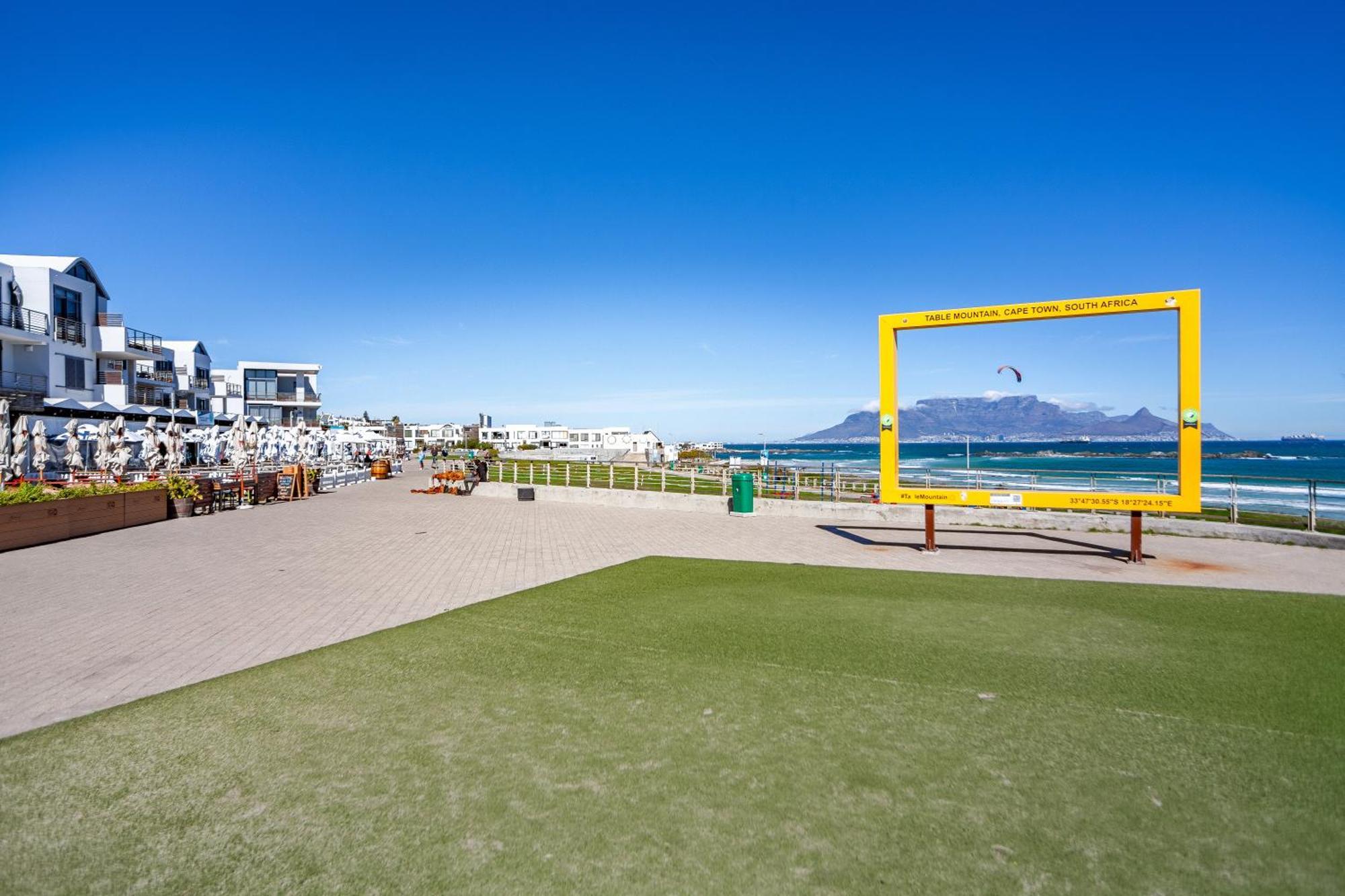 Stylishly Decorated Beachfront W Inverter, 202 Eden * Cape Town