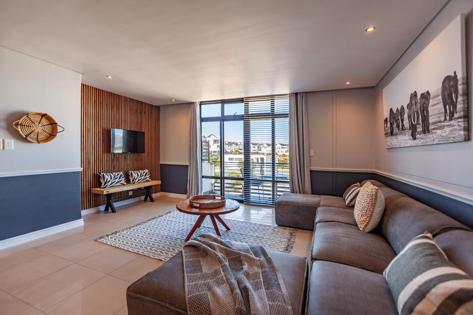 Stylishly Decorated Beachfront W Inverter, 202 Eden
