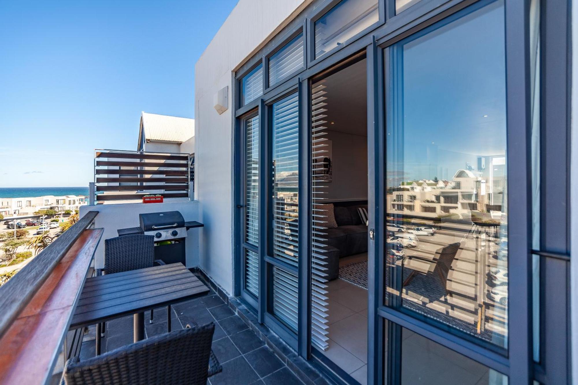 Stylishly Decorated Beachfront W Inverter, 202 Eden Apartment *
